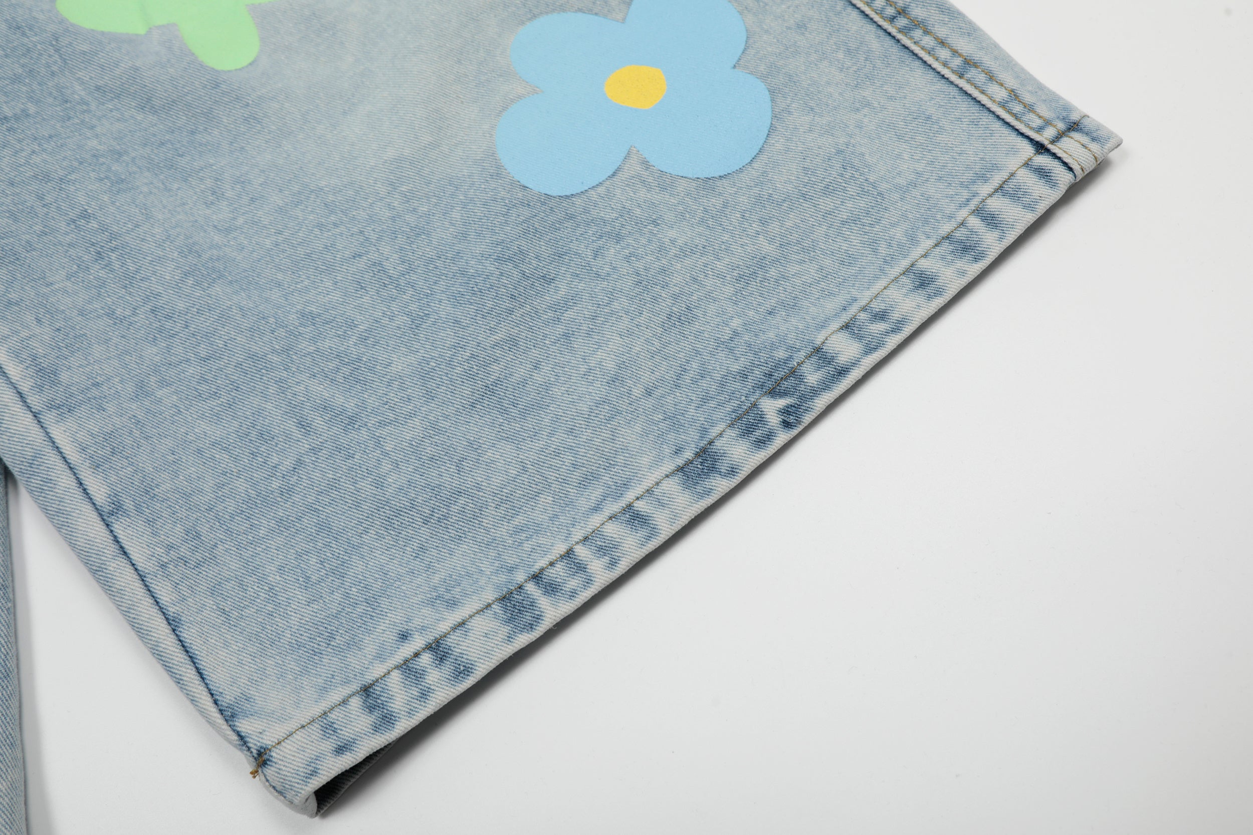 DONOTLOGO Unisex Flower Patch Denim Shorts | Light Wash, High-Waist | Loose Fit Summer Must-Have