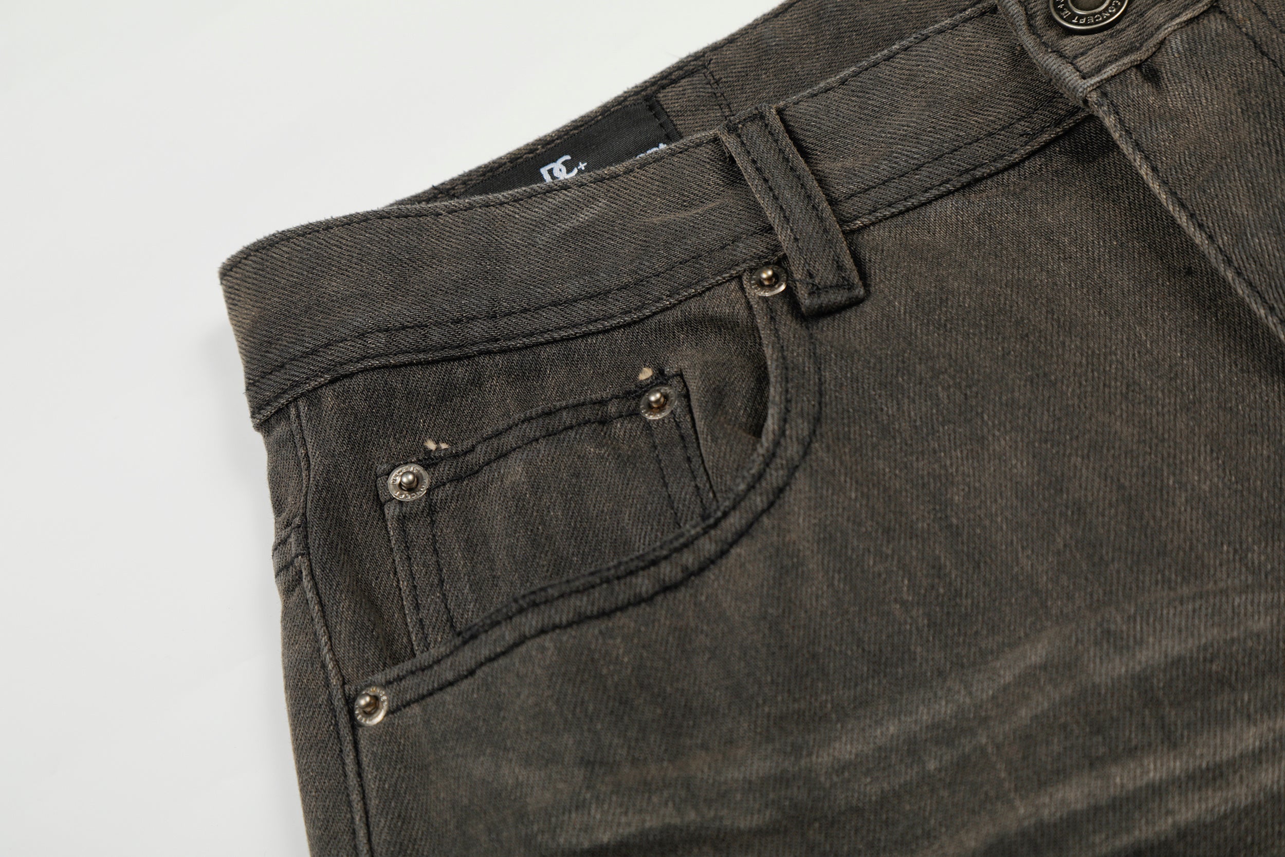 DONOTLOGO Urban Heritage Collection | Unisex Oversized Oil-Washed Denim | Retro Aesthetic High-Rise Wide-Leg Bottoms with Authentic 3D Pleat Detail 设计亮点：