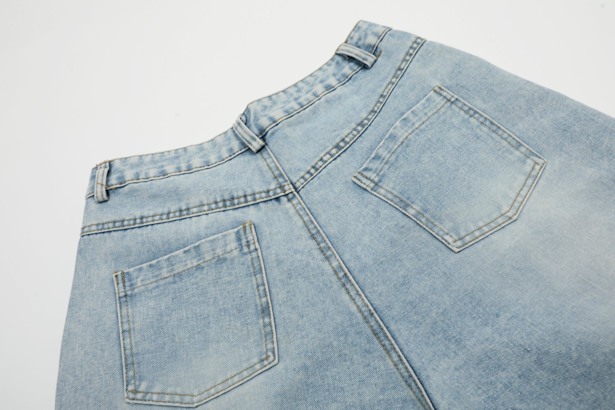 DONOTLOGO Unisex Flower Patch Denim Shorts | Light Wash, High-Waist | Loose Fit Summer Must-Have