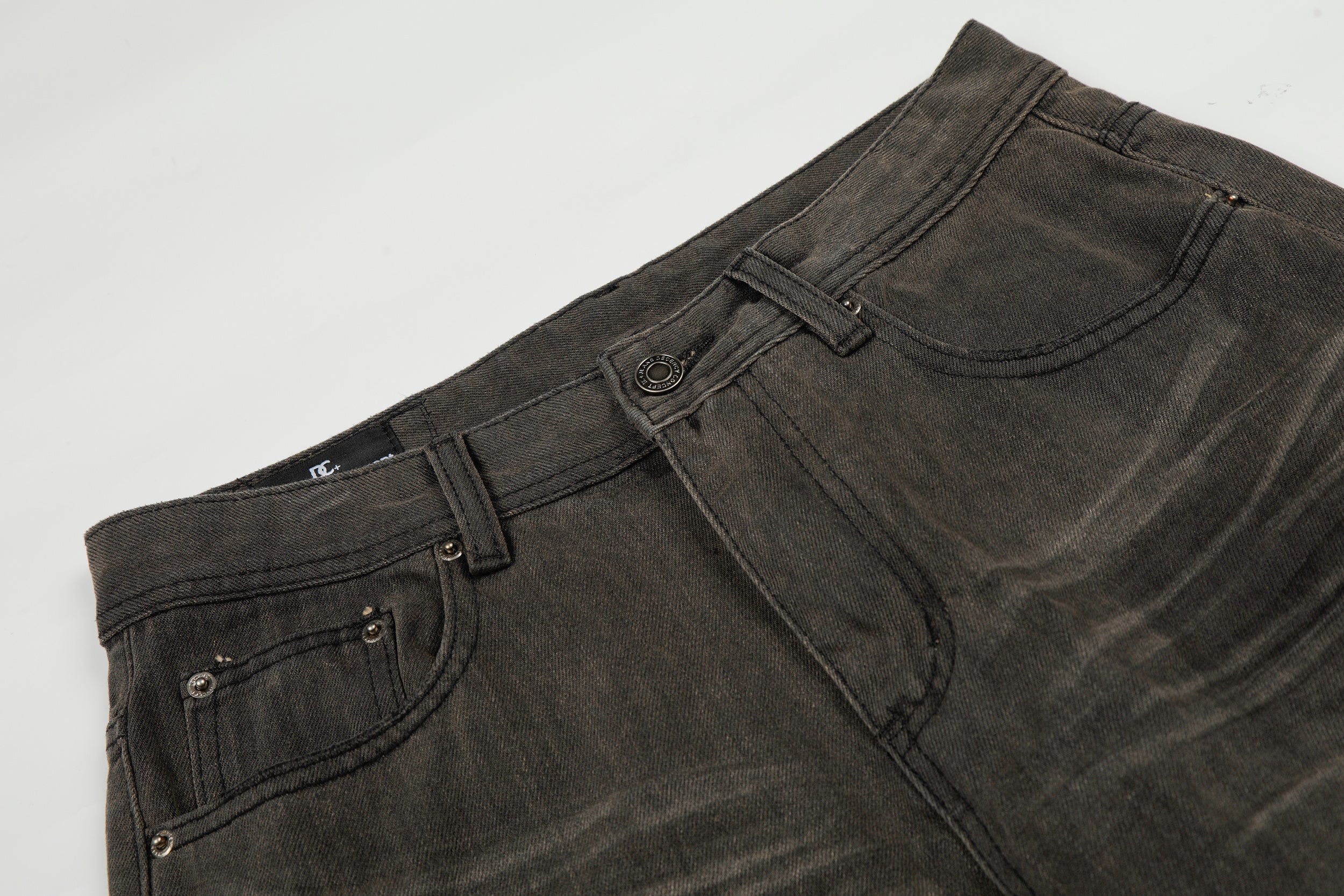 DONOTLOGO Urban Heritage Collection | Unisex Oversized Oil-Washed Denim | Retro Aesthetic High-Rise Wide-Leg Bottoms with Authentic 3D Pleat Detail 设计亮点：
