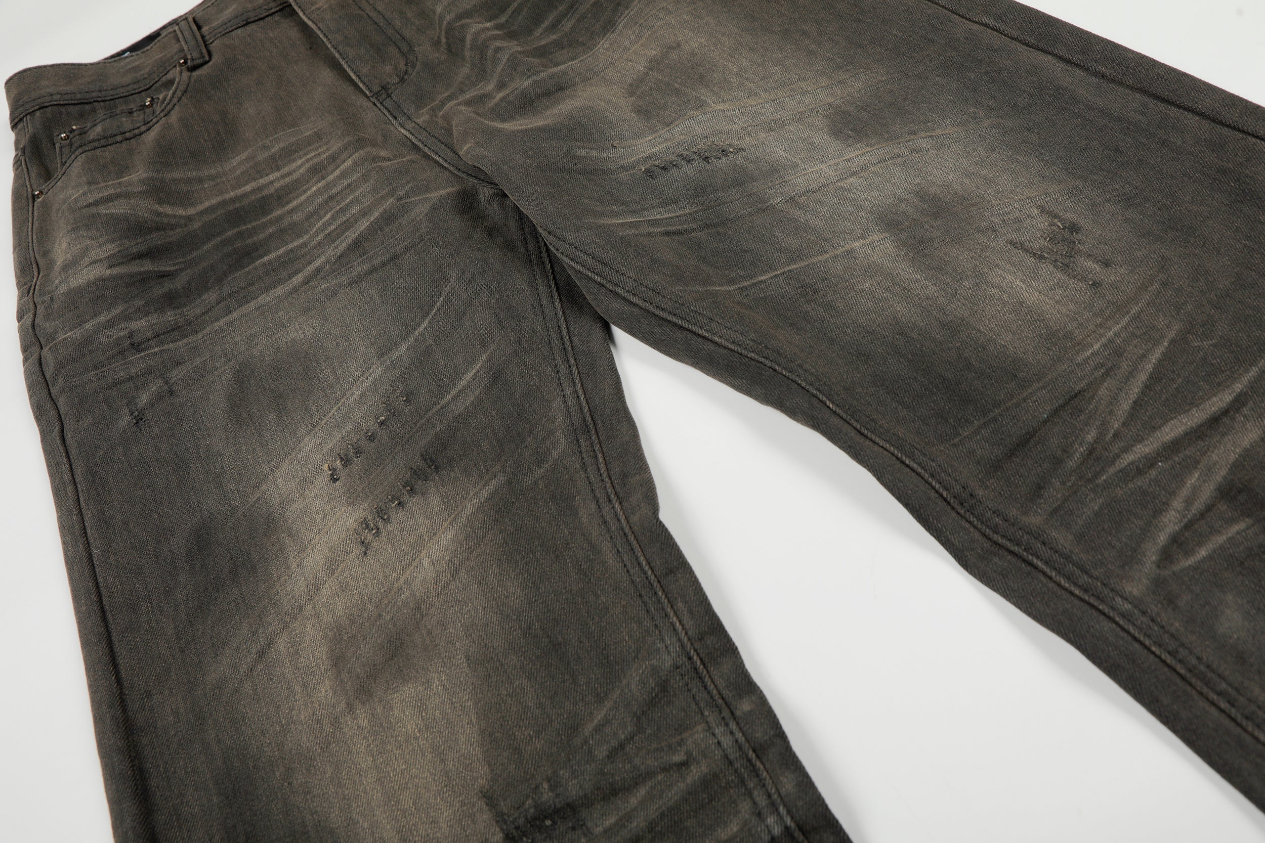DONOTLOGO Urban Heritage Collection | Unisex Oversized Oil-Washed Denim | Retro Aesthetic High-Rise Wide-Leg Bottoms with Authentic 3D Pleat Detail 设计亮点：