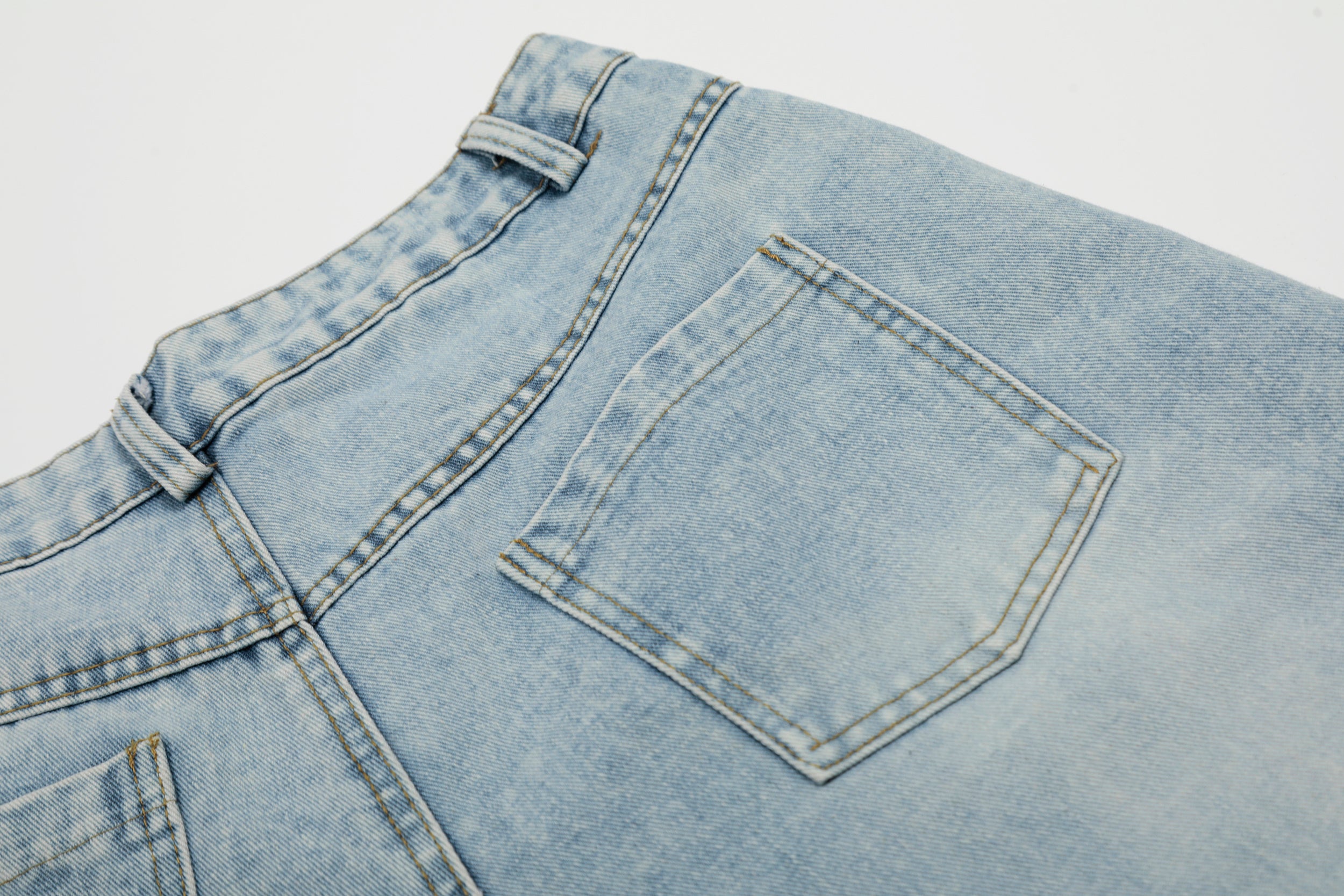 DONOTLOGO Unisex Flower Patch Denim Shorts | Light Wash, High-Waist | Loose Fit Summer Must-Have