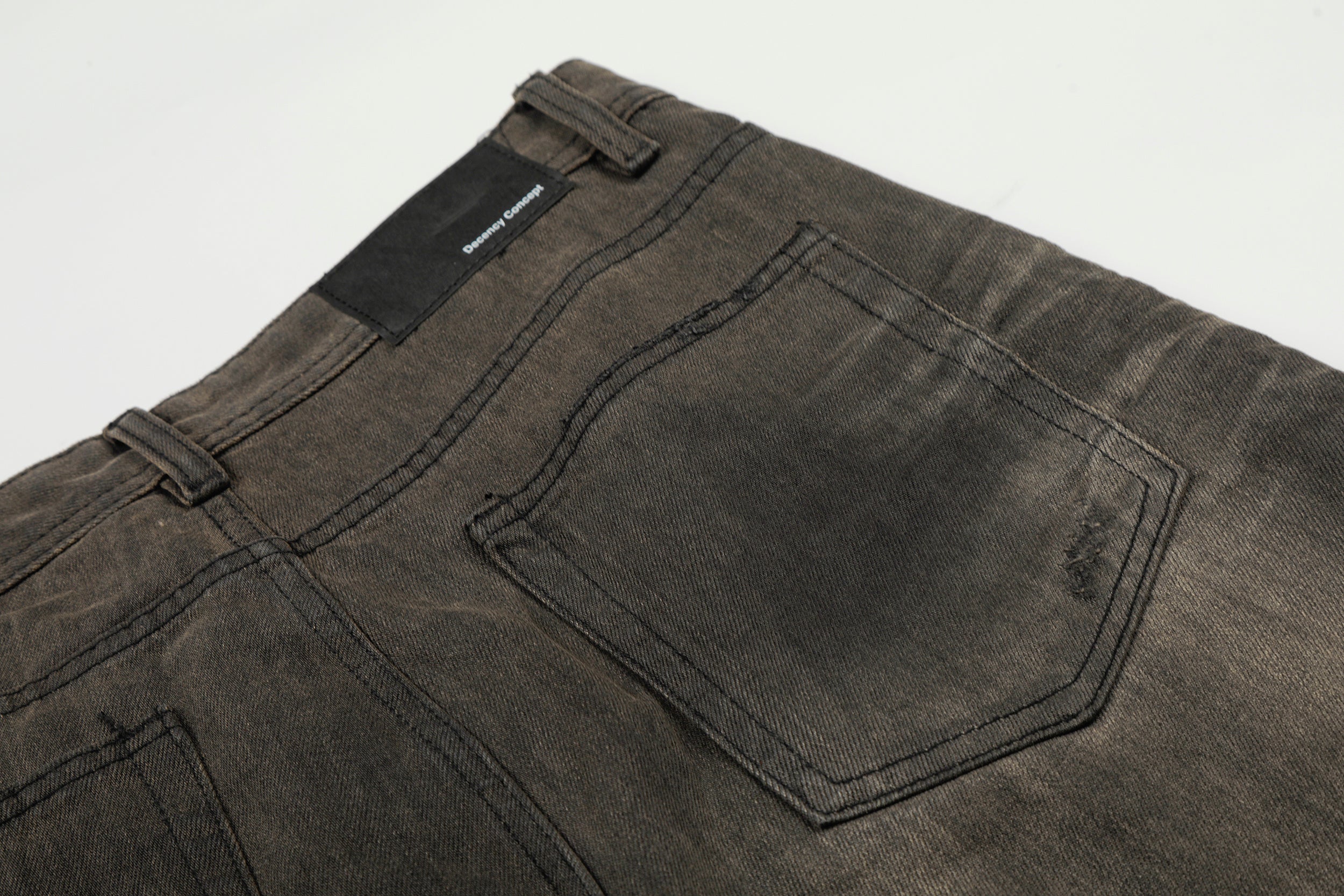 DONOTLOGO Urban Heritage Collection | Unisex Oversized Oil-Washed Denim | Retro Aesthetic High-Rise Wide-Leg Bottoms with Authentic 3D Pleat Detail 设计亮点：