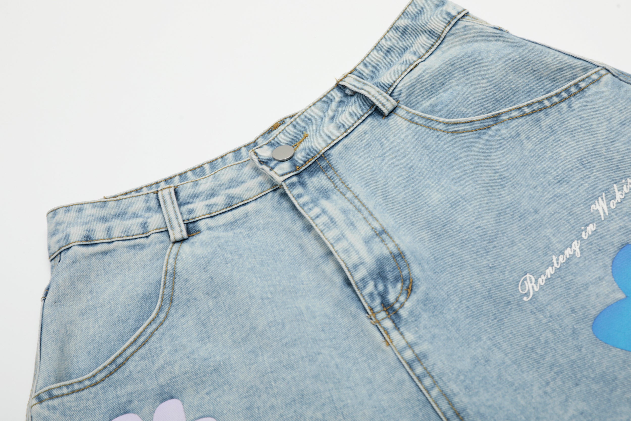 DONOTLOGO Unisex Flower Patch Denim Shorts | Light Wash, High-Waist | Loose Fit Summer Must-Have