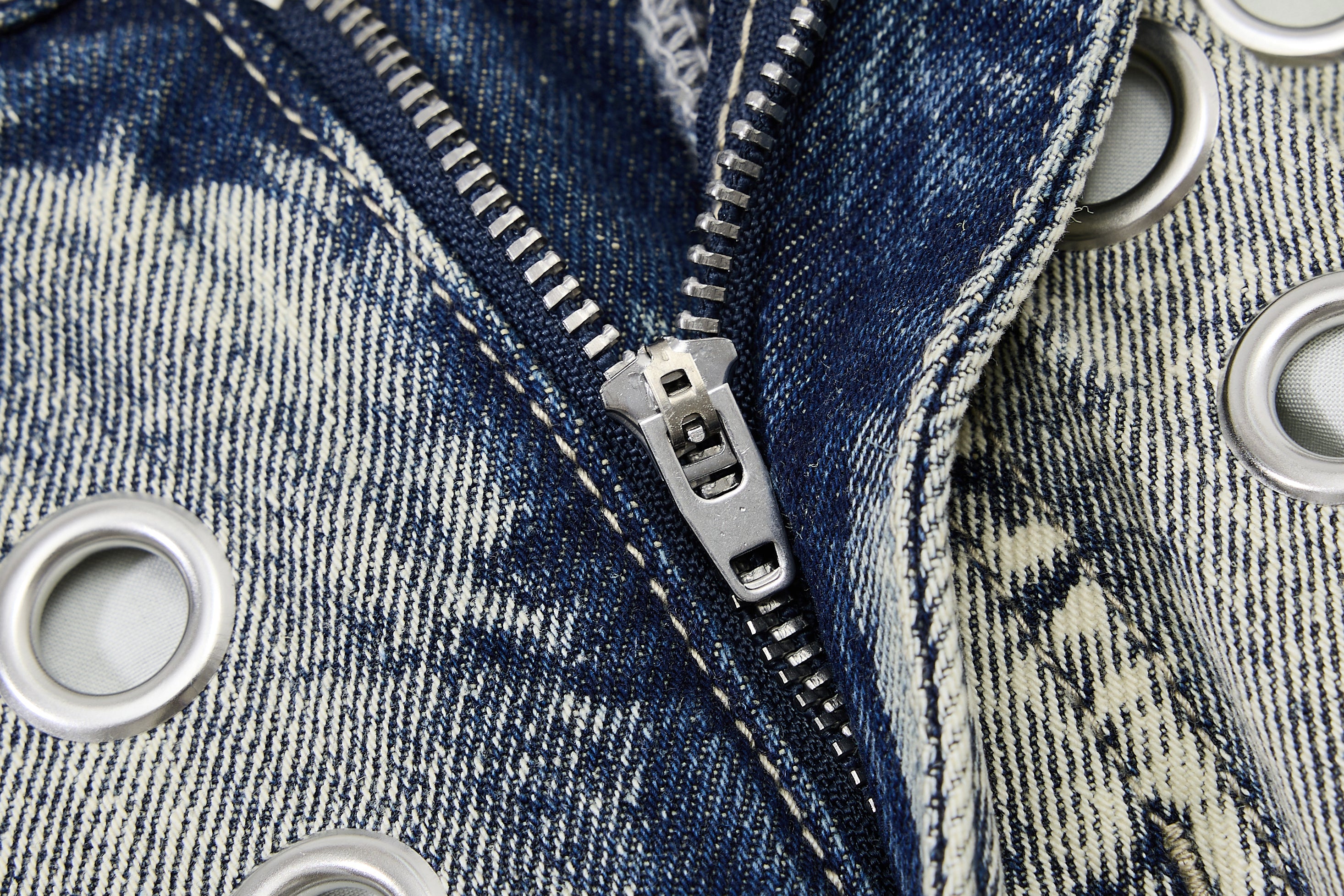 Unisex Eyelet Splashed Design Denim Jeans